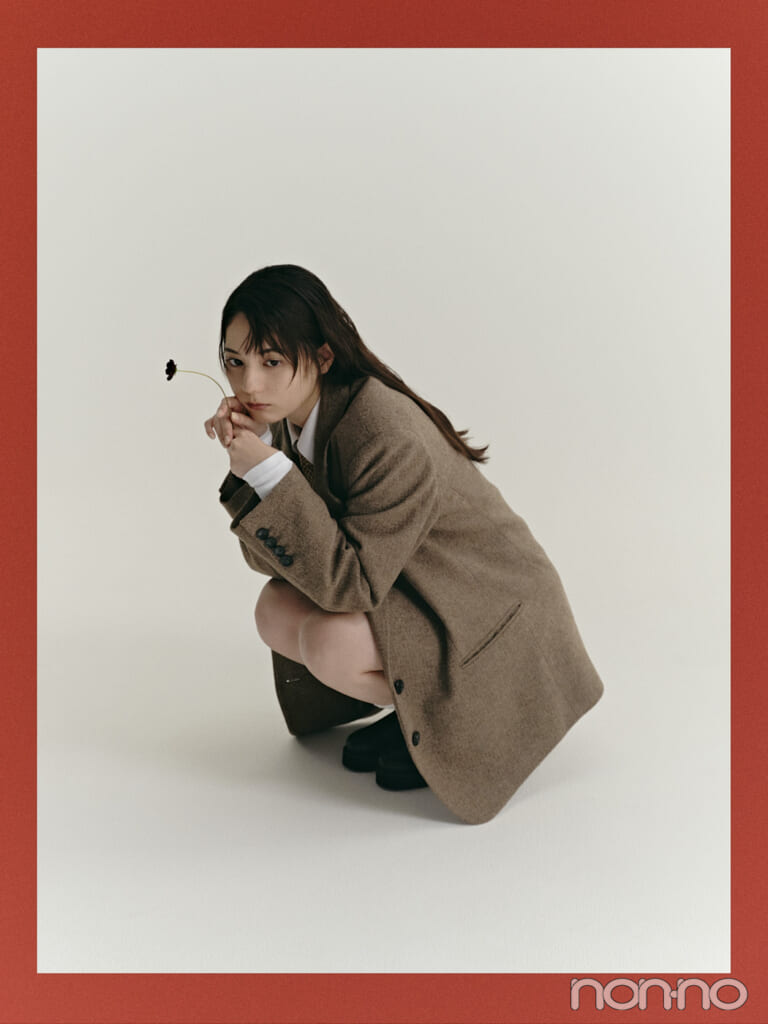 チョコレートコスモスを持って座る小坂菜緒