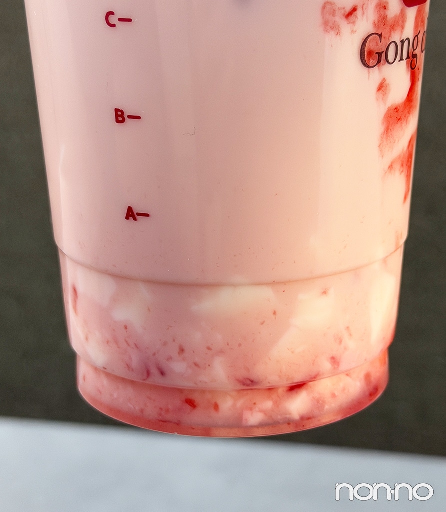 ゴンチャの「いちご杏仁 ミルクティー」のとろぷる食感の「いちご杏仁」