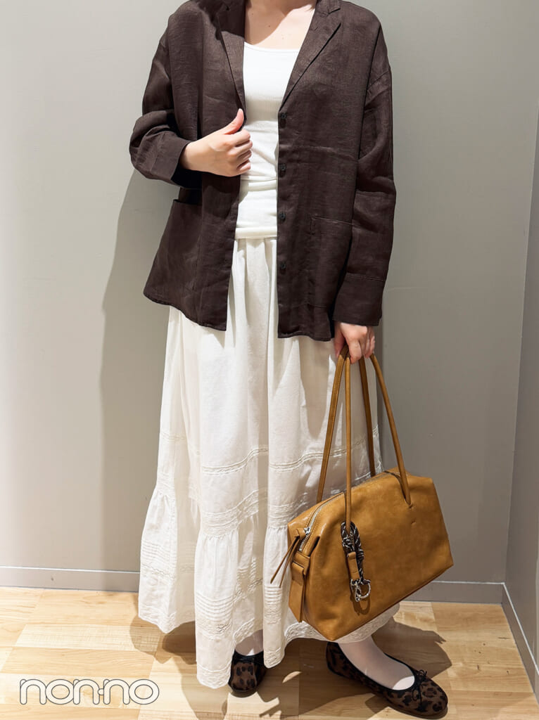 グローバルワークのリネンジャケットとレーススカートのコーデ