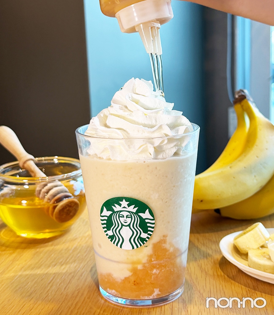 ホイップクリームにはちみつを乗せている写真