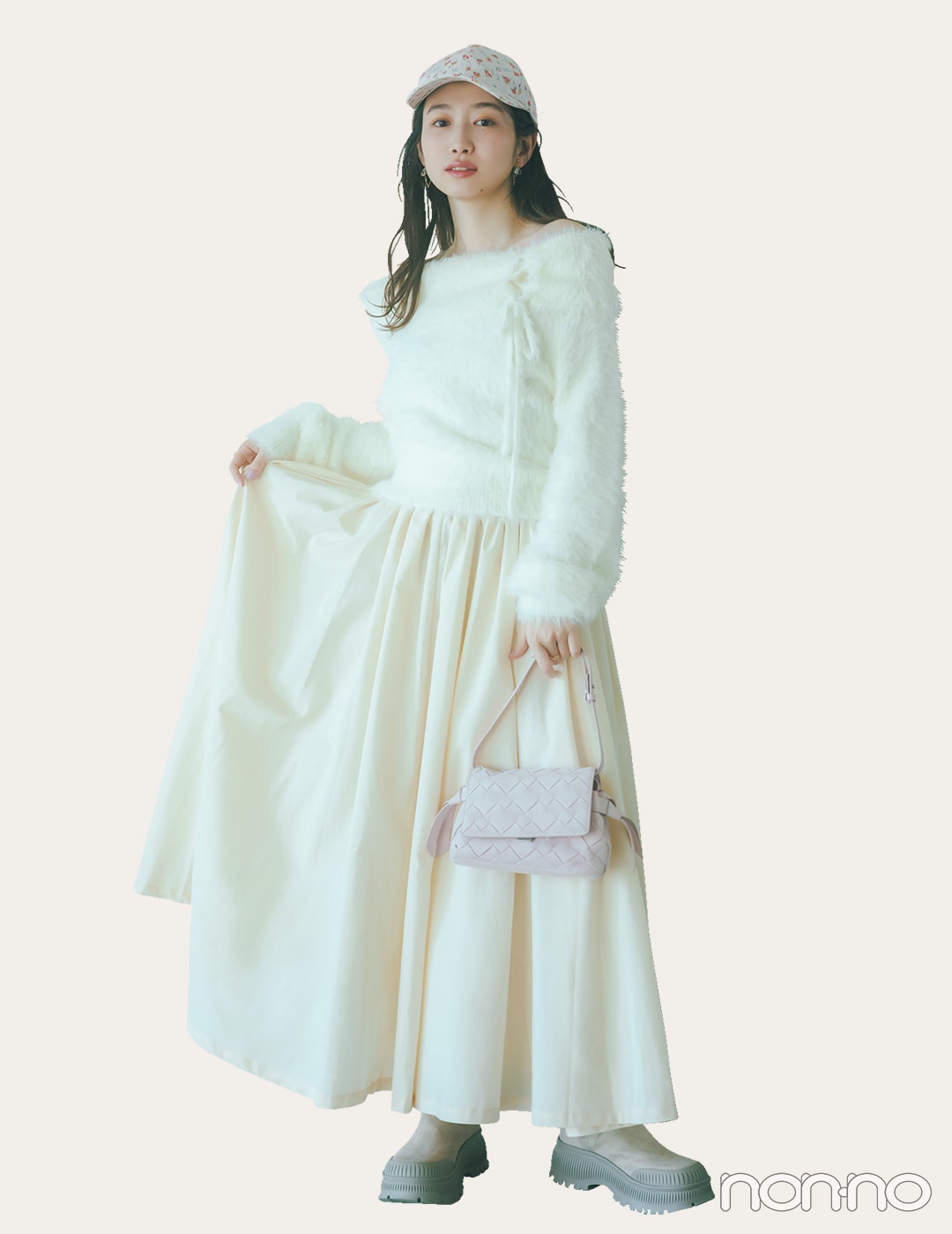 【春コーデ】白ロングスカート×白ニット×厚底ブーツ