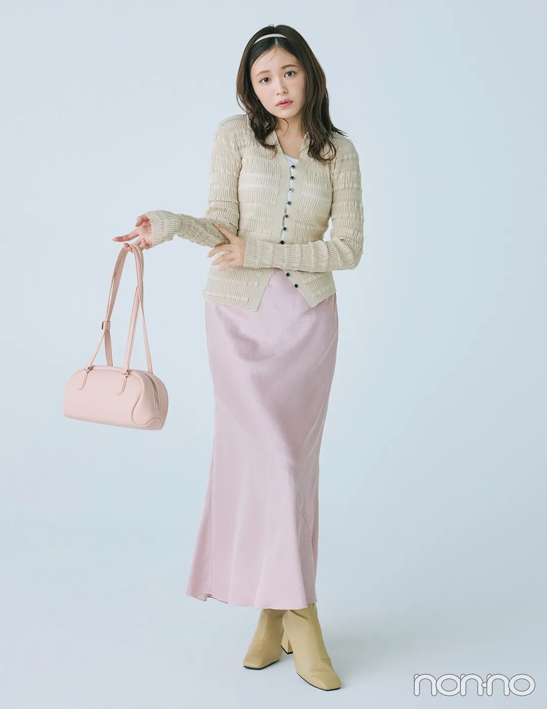 久間田琳加の大学生の一週間コーデ、月曜日のマーメイドスカートスタイル