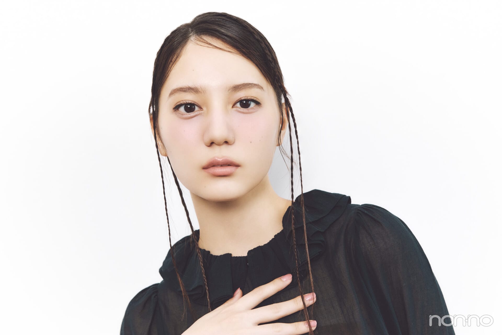 小坂菜緒のヘアアレ14daysマイクロみつあみのアザーカット