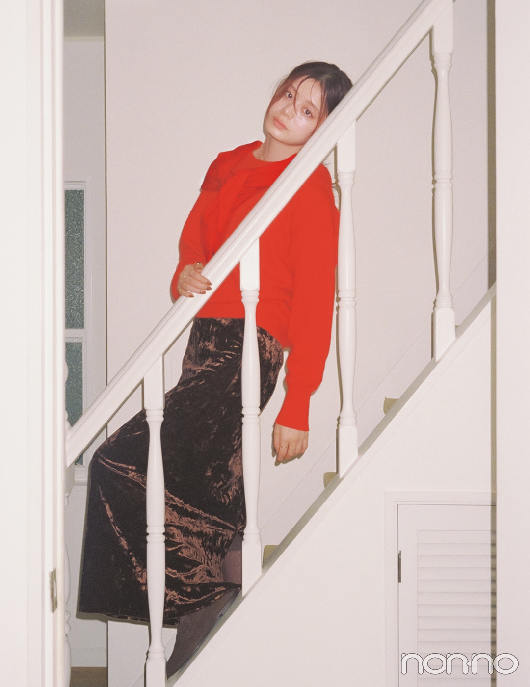 【春コーデ】ブラウンのベロアスカート×赤ニット