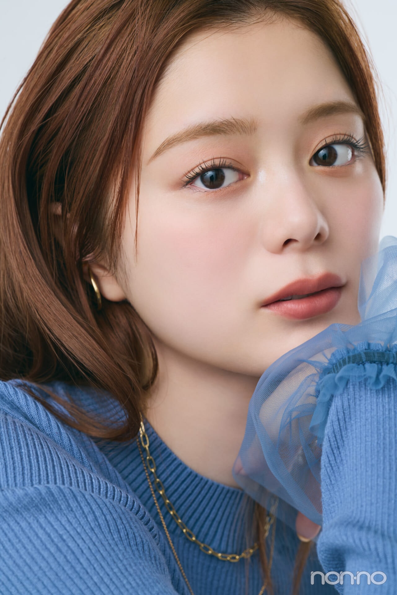 デジャヴュパウダーペンシルアイブロウトープベージュの上にデジャヴュフィルム眉カラーモカグレージュを重ねた仕上がり