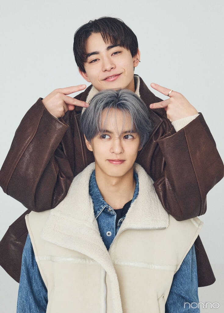 奥野壮と豊田裕大のピースを作るツーショット