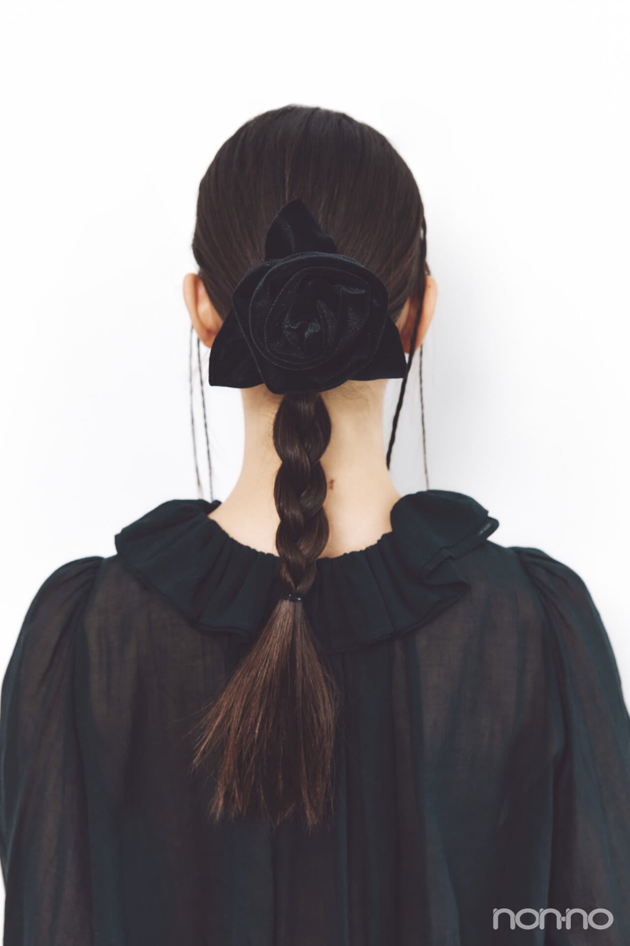 小坂菜緒のヘアアレ14daysマイクロみつあみのバックカット