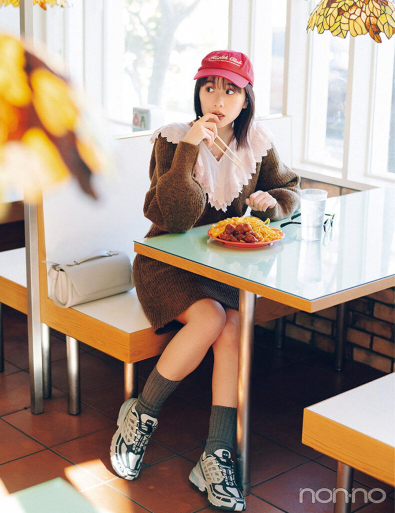 ブラウンニットワンピース×スニーカーコーデの女性