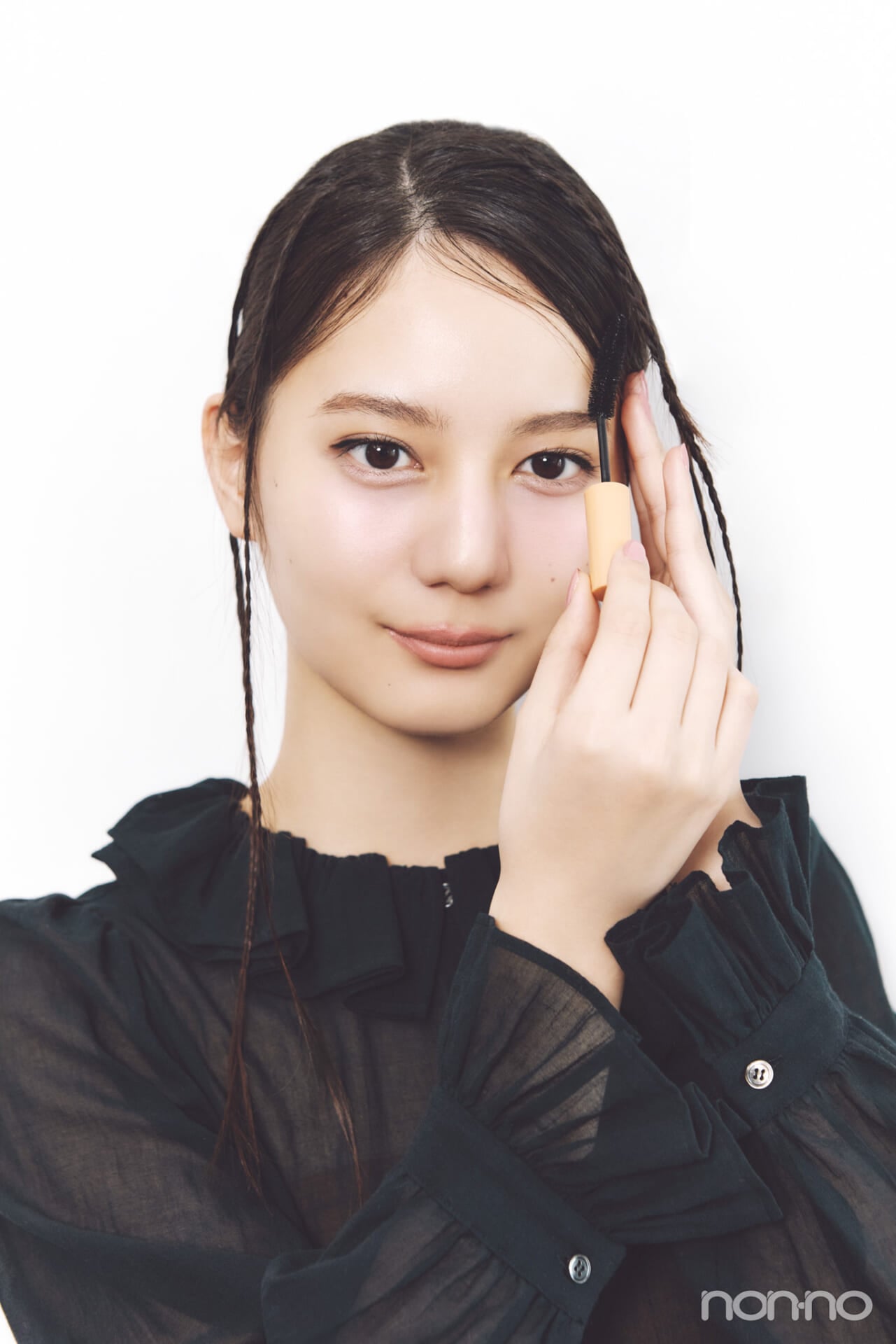 小坂菜緒のヘアアレ14daysマイクロみつあみのプロセス④