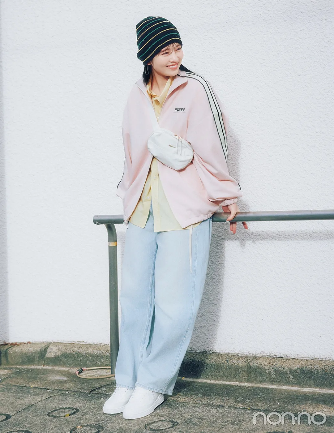 横田真悠の大学生1週間コーデ、金曜日のトラックジャケットスタイル