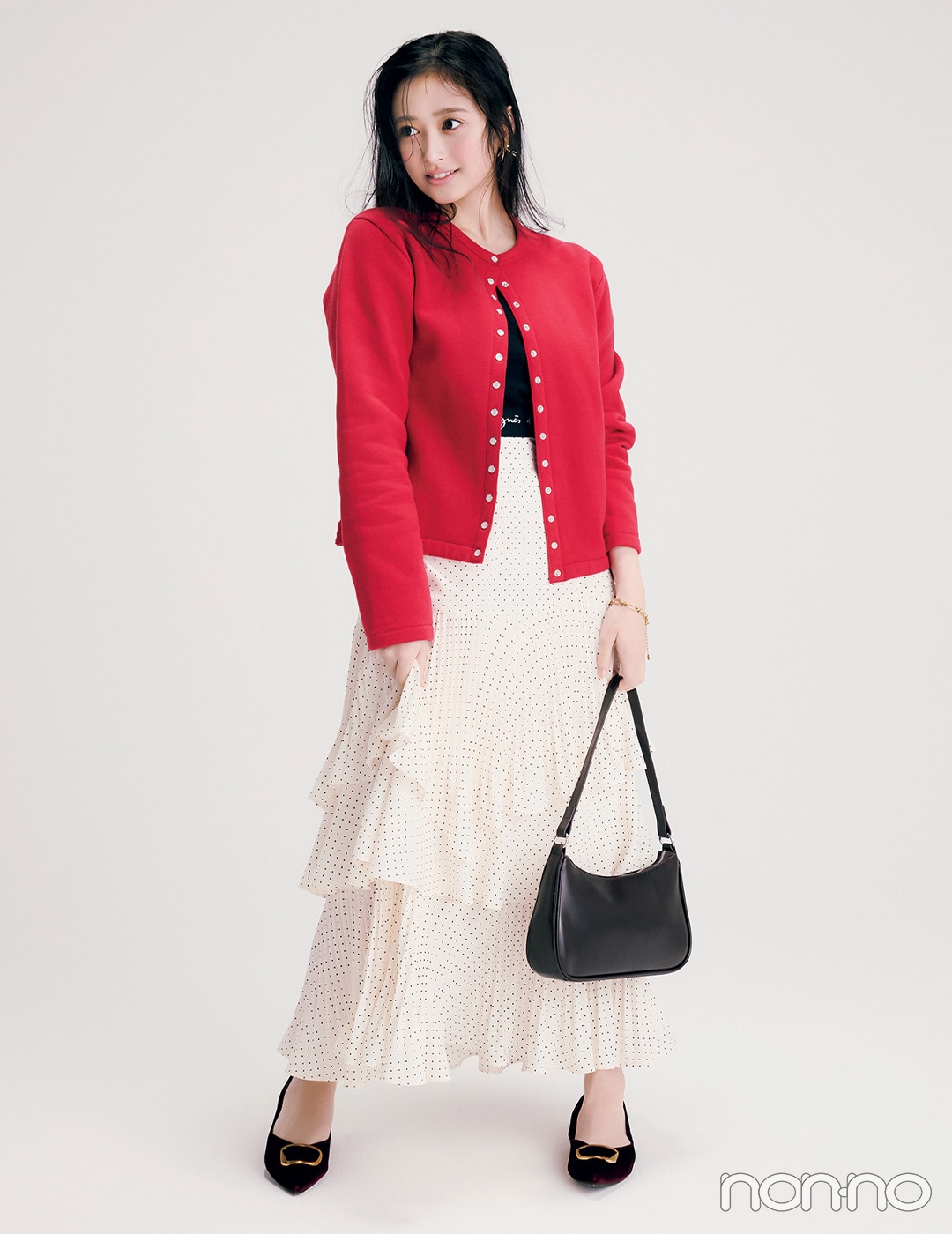 最高気温20度の日のアウター　アニエスベーのカーディガンをアウター代わりに着ている女性