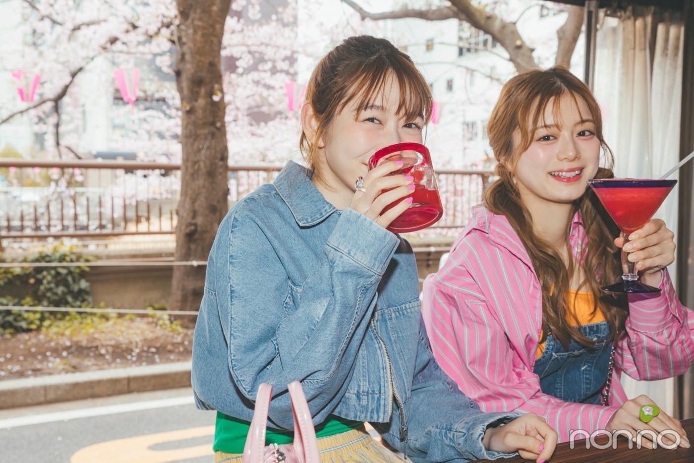 ドリンクを飲む紺野彩夏と岡本夏美