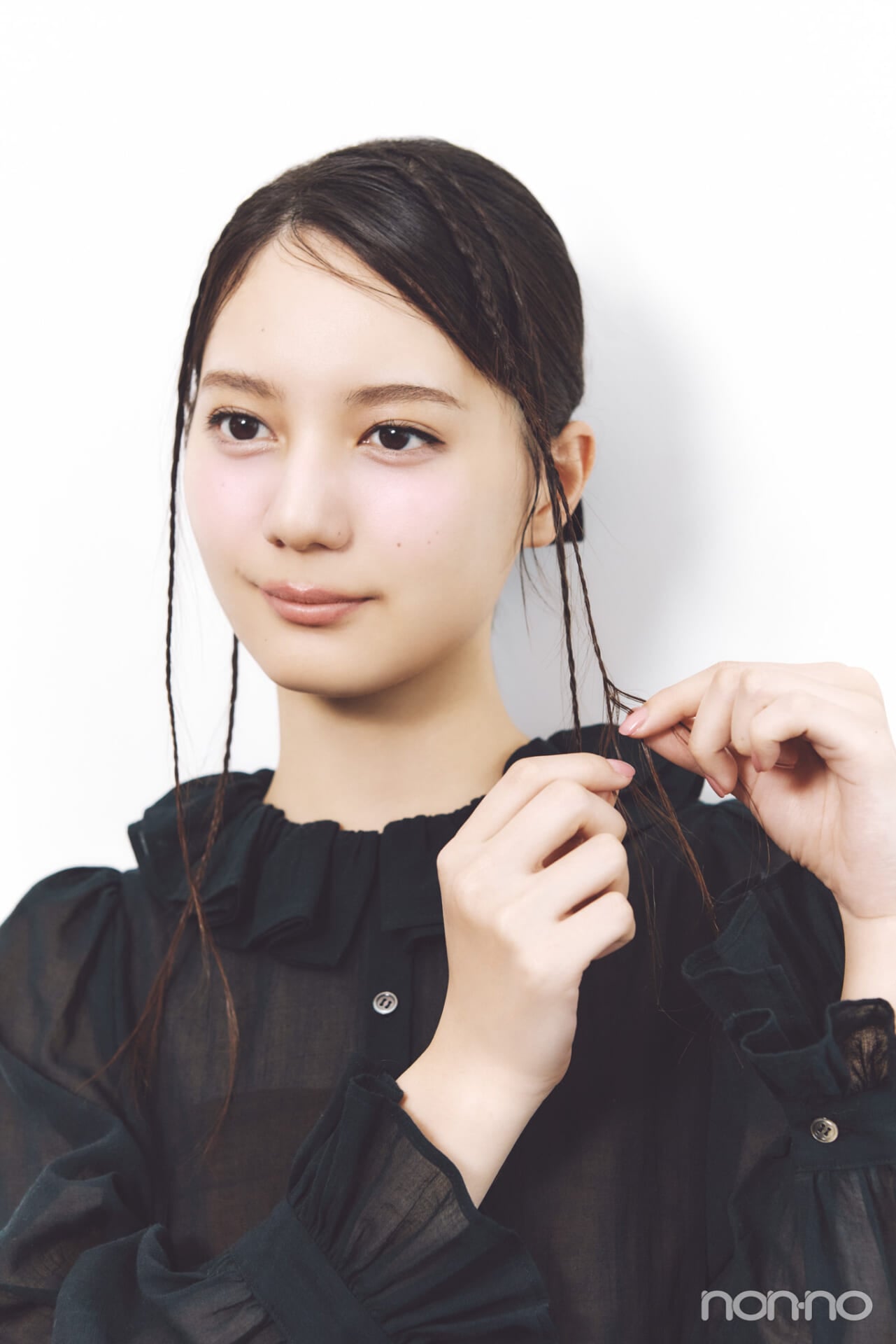 小坂菜緒のヘアアレ14daysマイクロみつあみのプロセス③