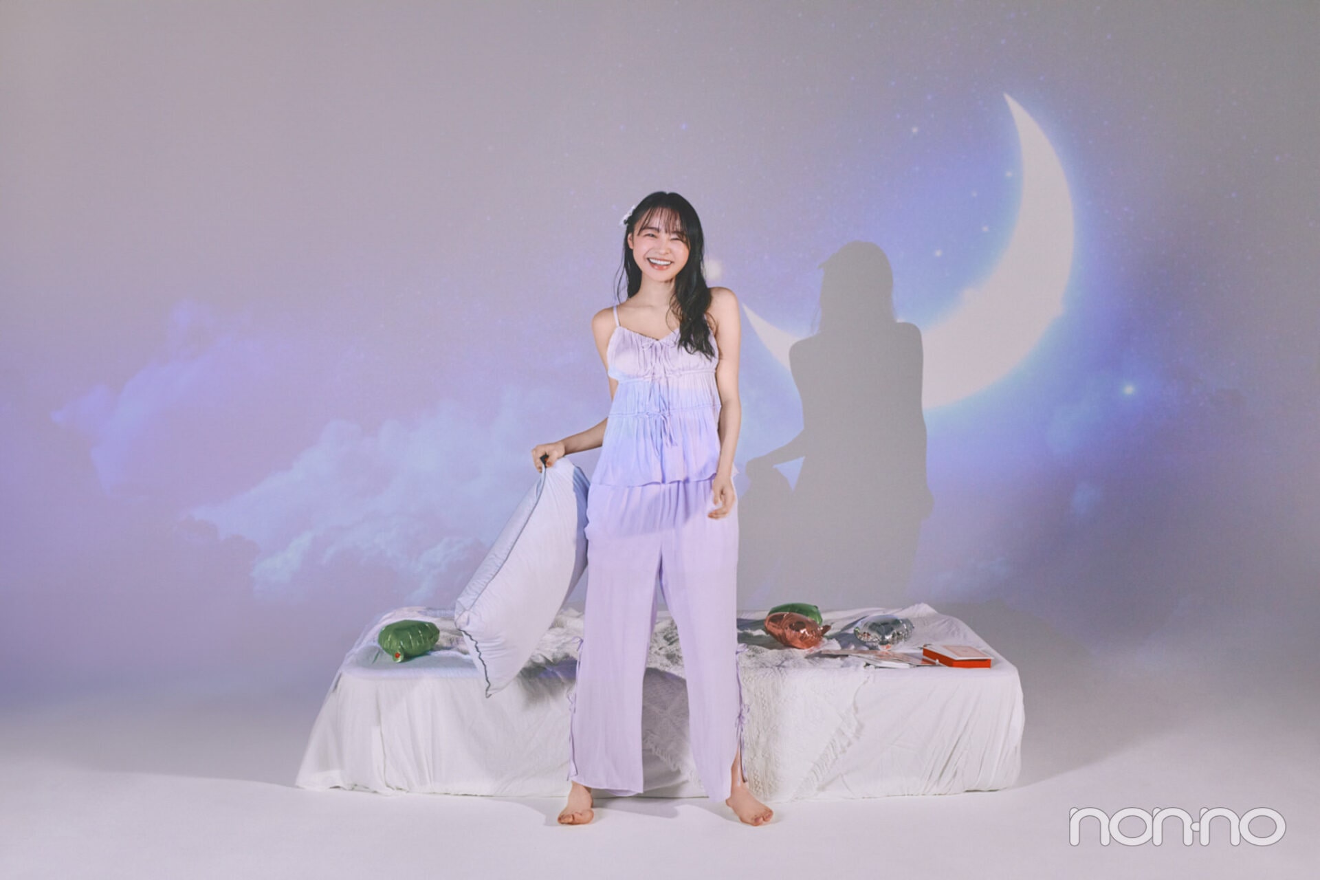 紫のパジャマを着た林芽亜里