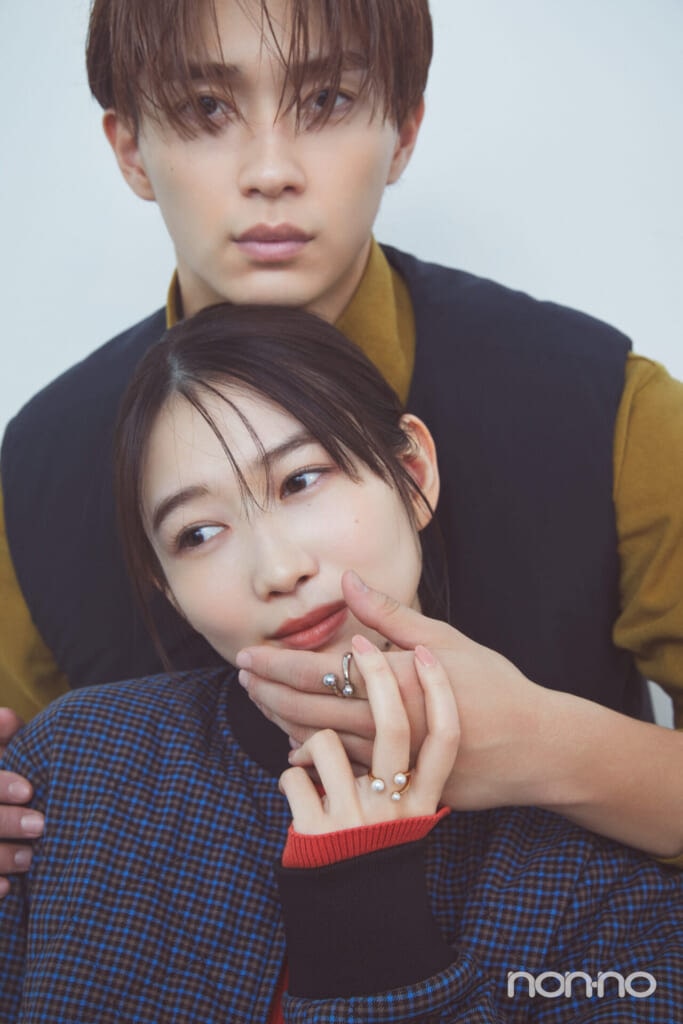 カジュアル派カップルにおすすめのペアリングをつけた野村康太と岡本夏美の寄り