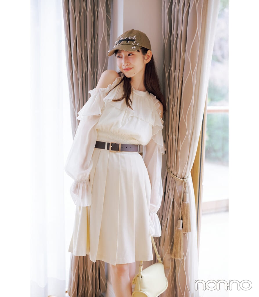 岡本夏美の肩あきフリルブラウスの印象チェンジテク2