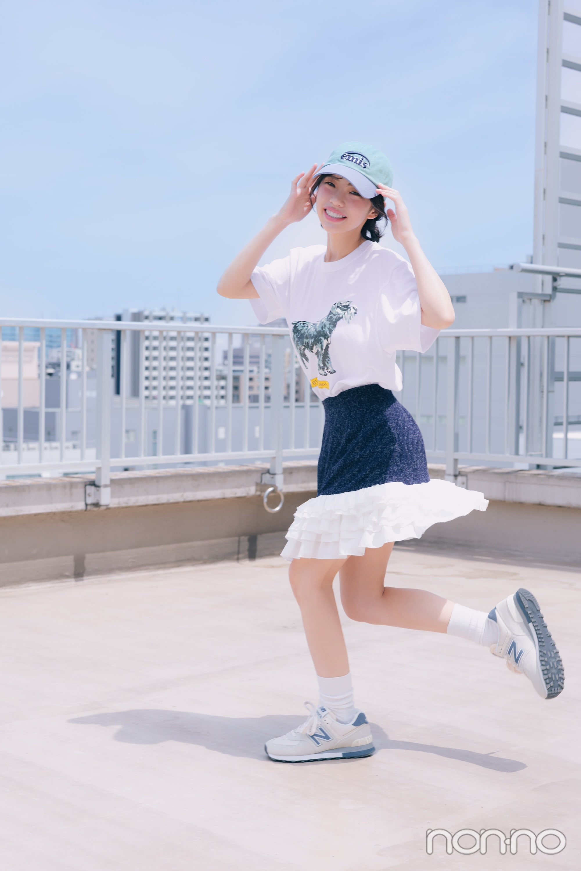 わんこプリントTシャツを着た菊地姫奈の全身