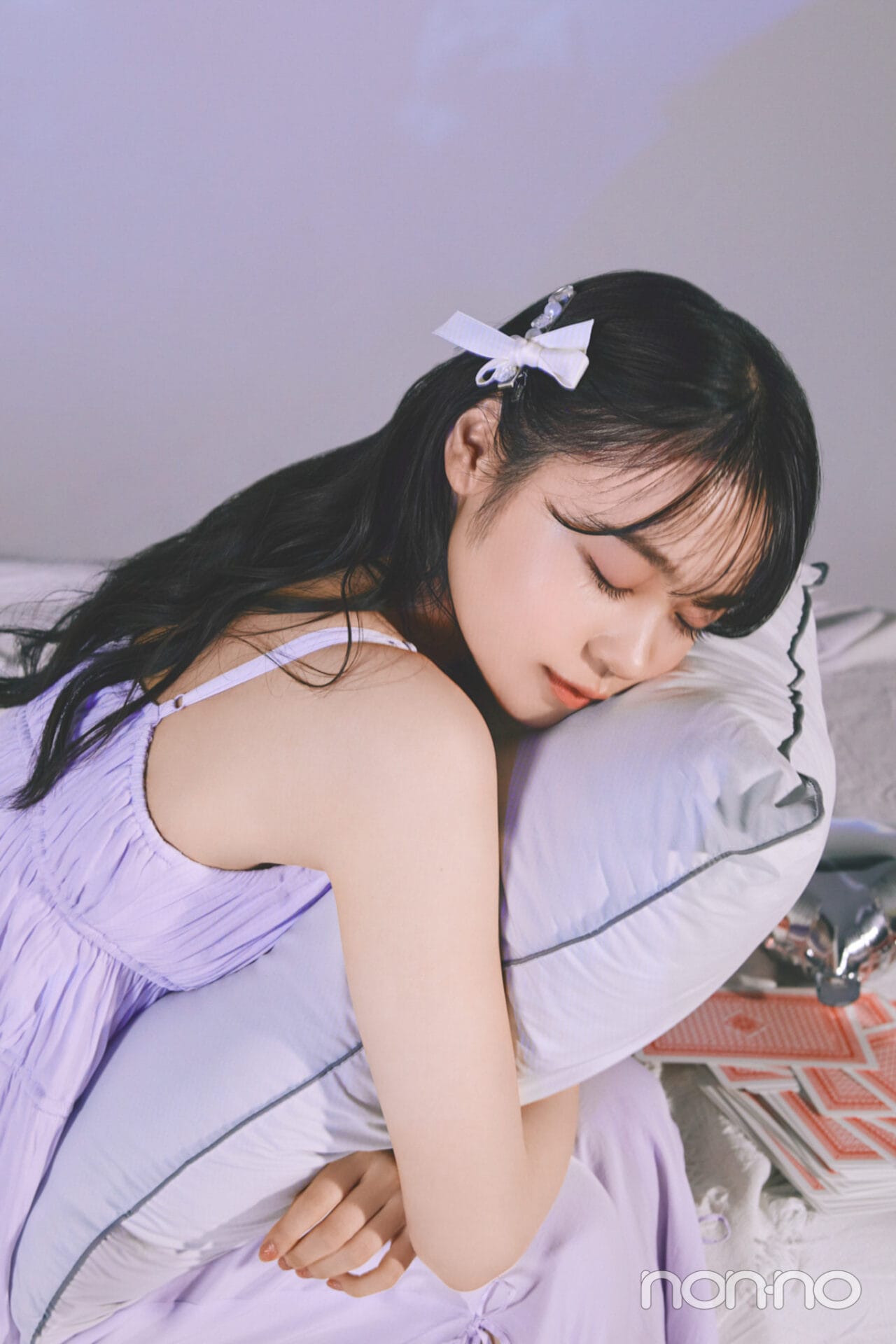 リボンモチーフのヘアピンをつけた林芽亜里