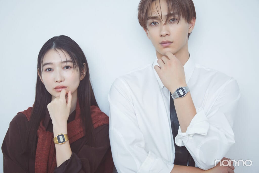 プチプラ派カップルにおすすめのペアウォッチをつけた野村康太と岡本夏美の寄り