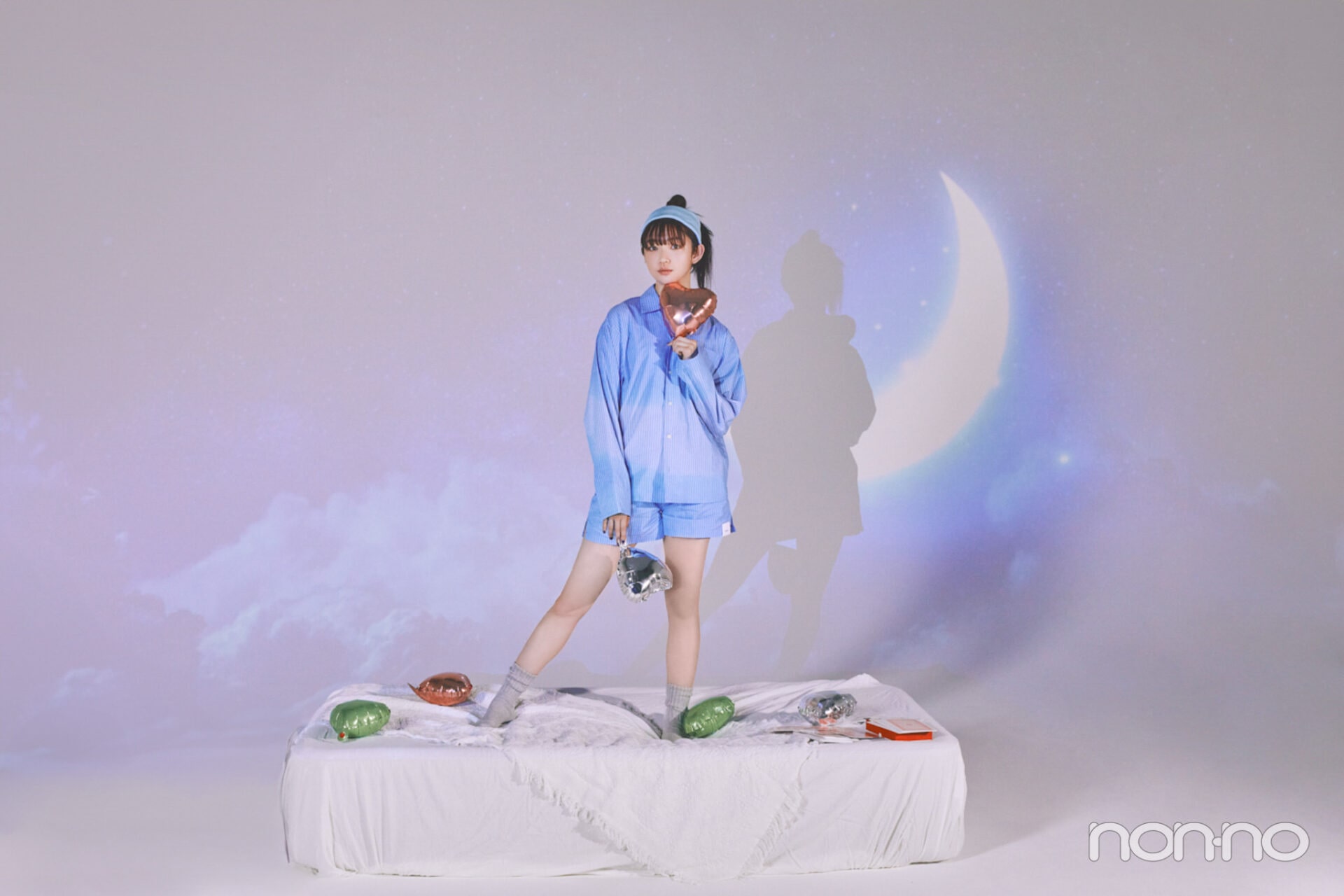 ブルーのパジャマを着た小宮山莉渚