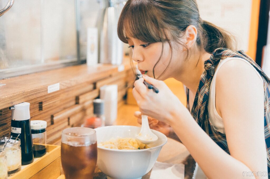 麻辣湯を食べる紺野彩夏