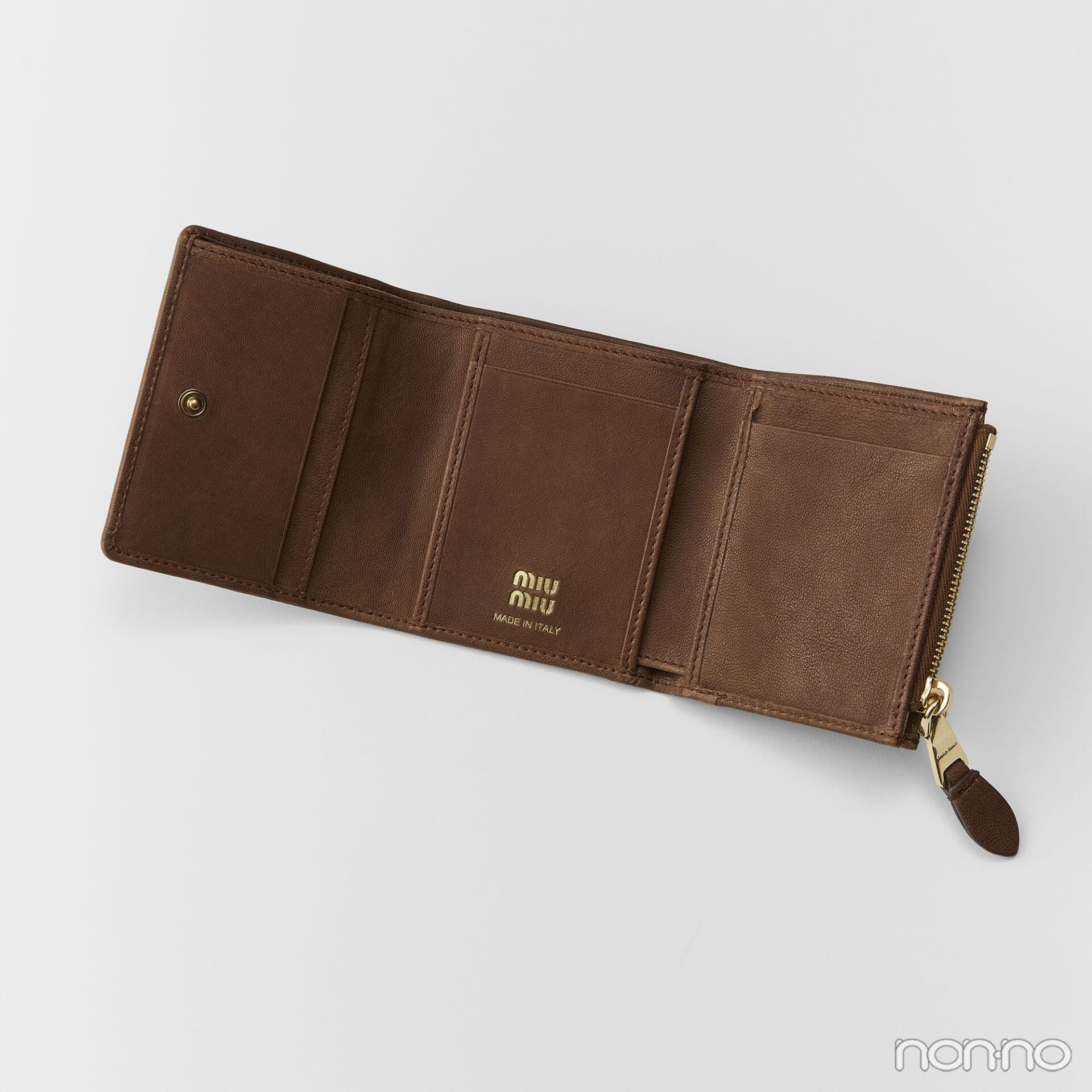 ミュウミュウの財布「スモールナッパレザー 財布」を開いた状態　中身　内ポケット