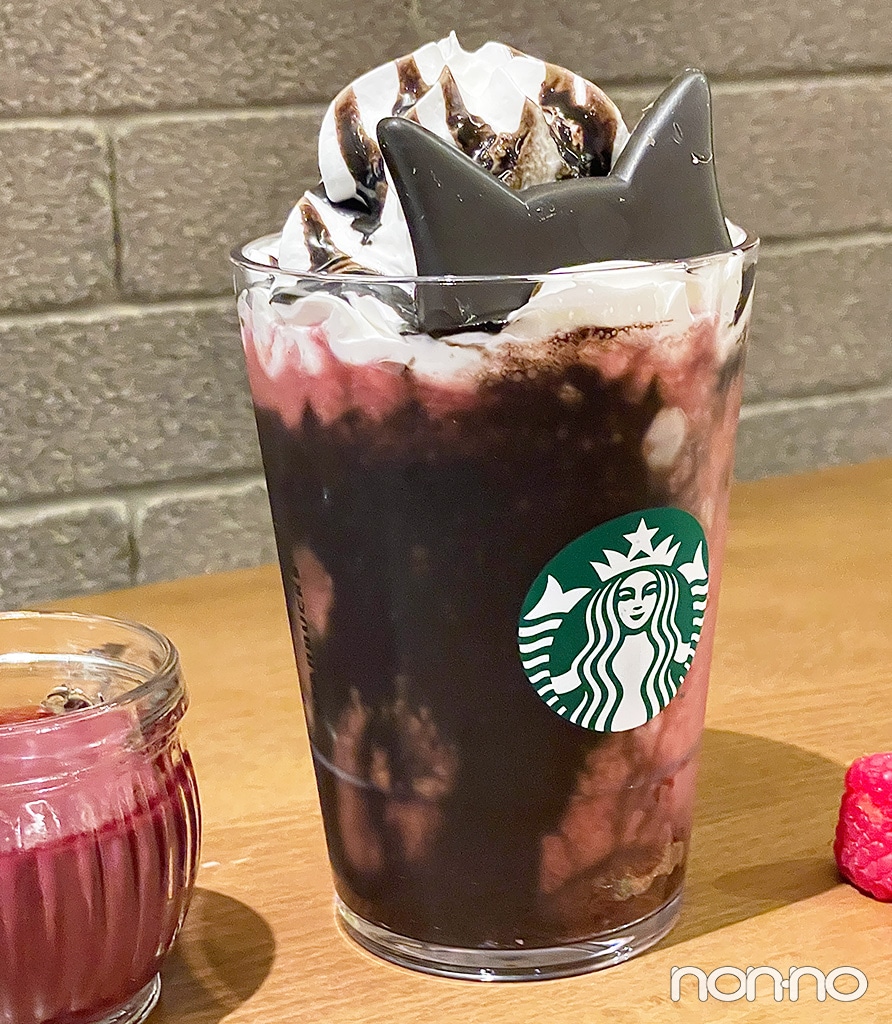 スターバックスハロウィン2025・新作『アサイー ベリー フラペチーノ®』ブラックショコラソース