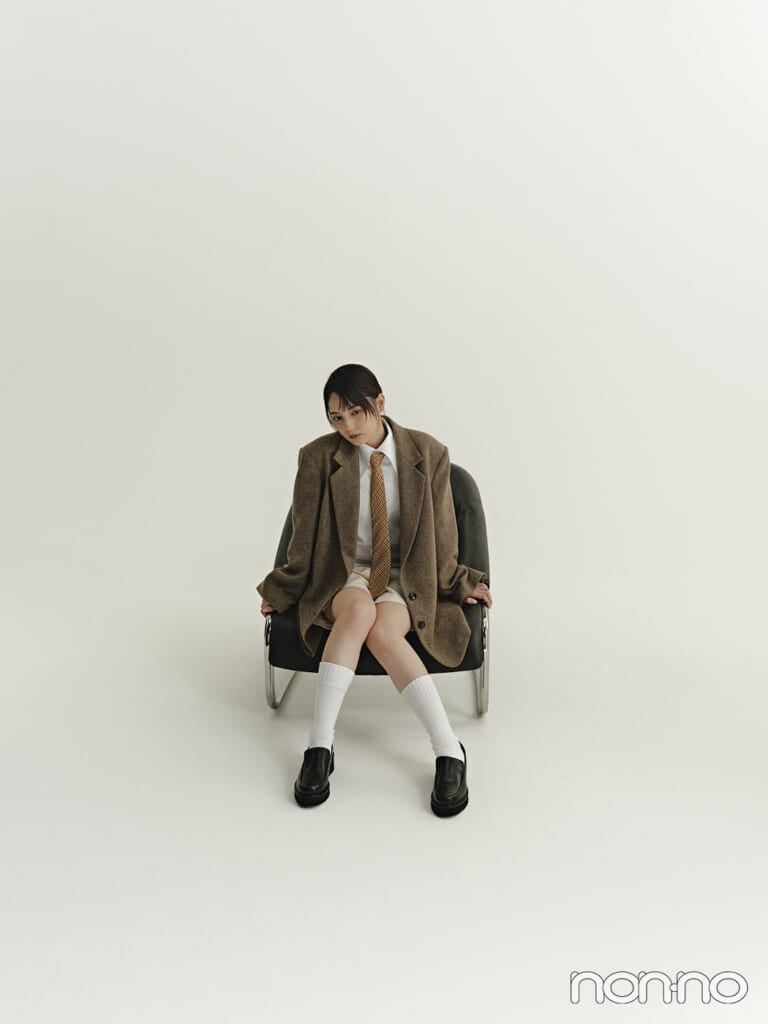 椅子に座る小坂菜緒