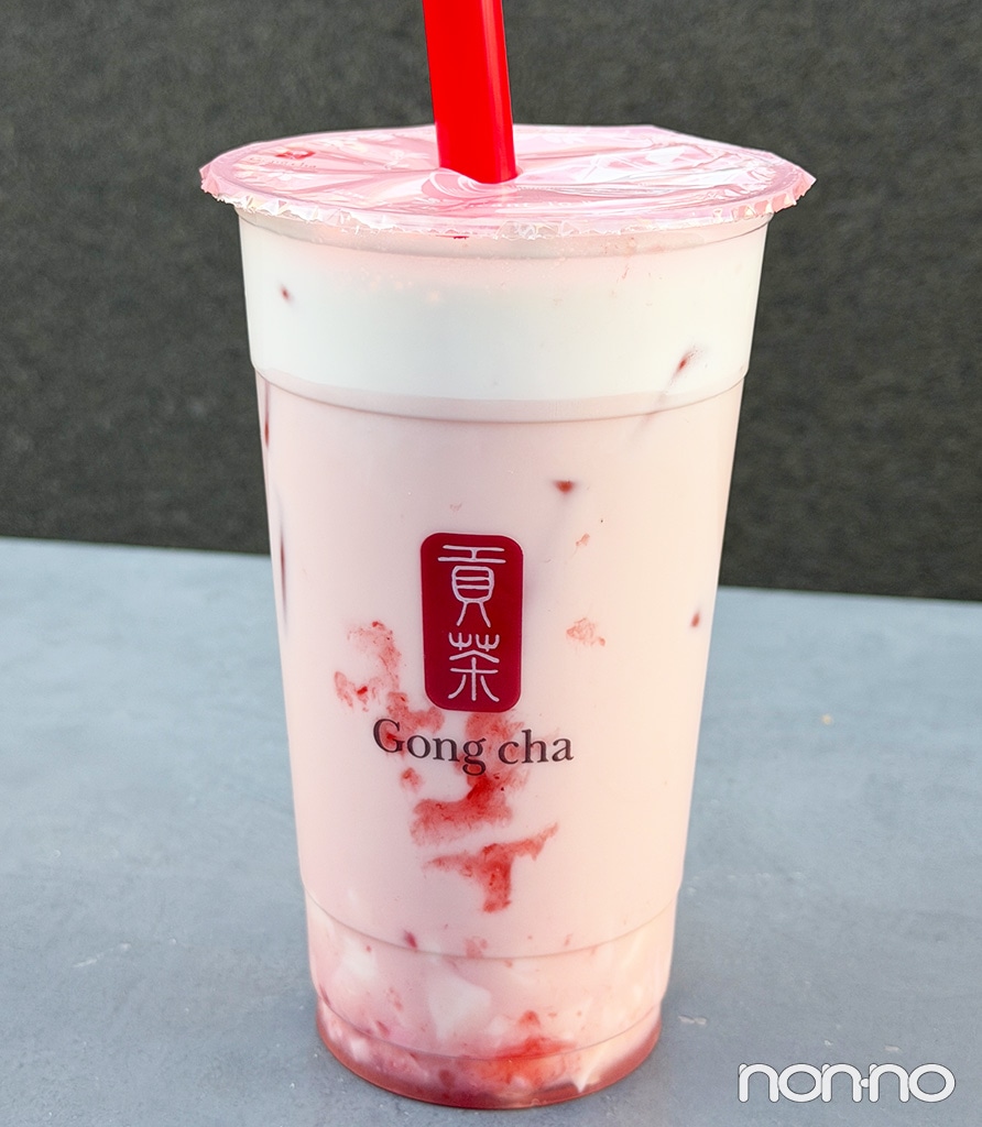 Lサイズのいちご杏仁ミルクティー