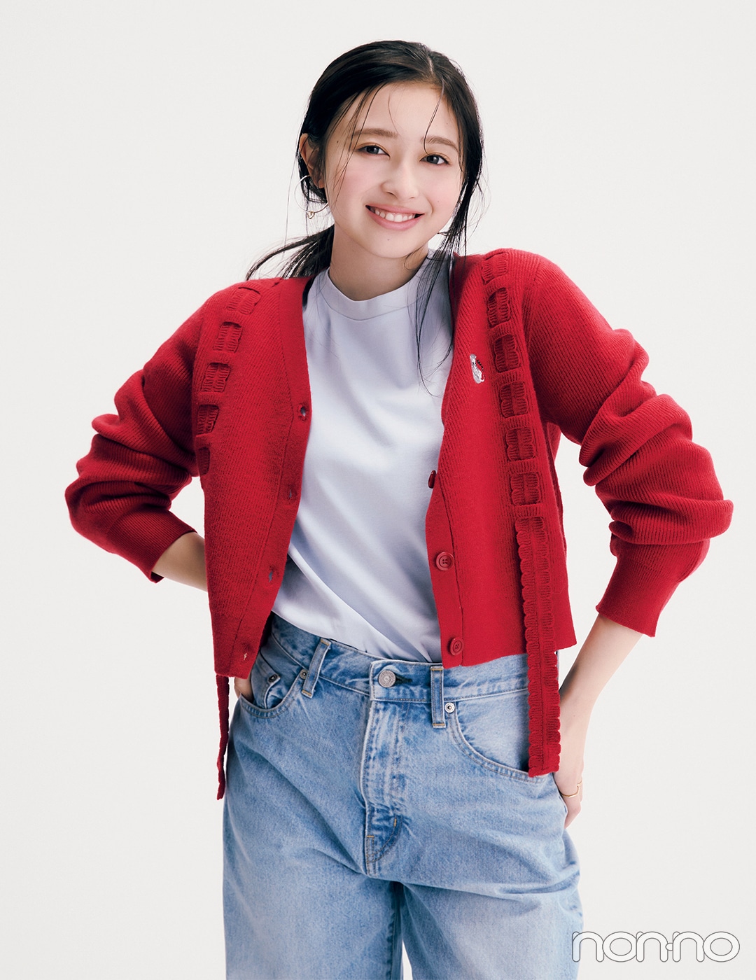 最高気温20度の日のアウター　赤いカーディガンをアウター代わりに着ている女性