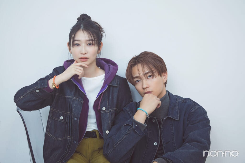 プチプラ派カップルにおすすめのペアブレスレットをつけた野村康太と岡本夏美