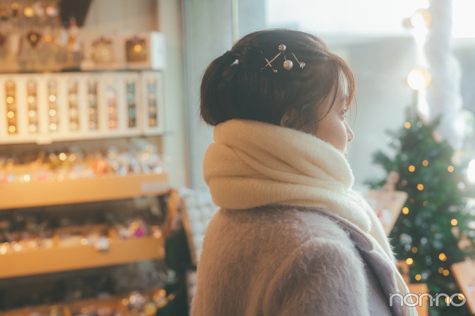 パールピンでヘアアレンジした久間田琳加の横顔