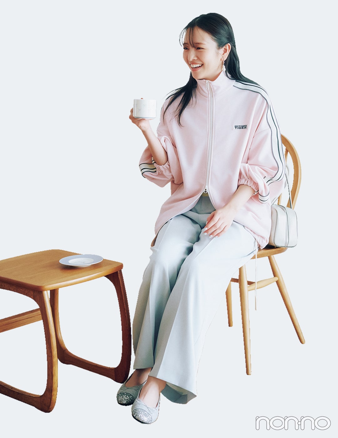 最高気温20度の日のアウター　ピンクのジャージ風ジャケットを着ている女性