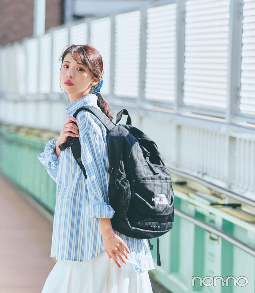 ザ・ノース・フェイスのバッグを背負う菊地姫奈