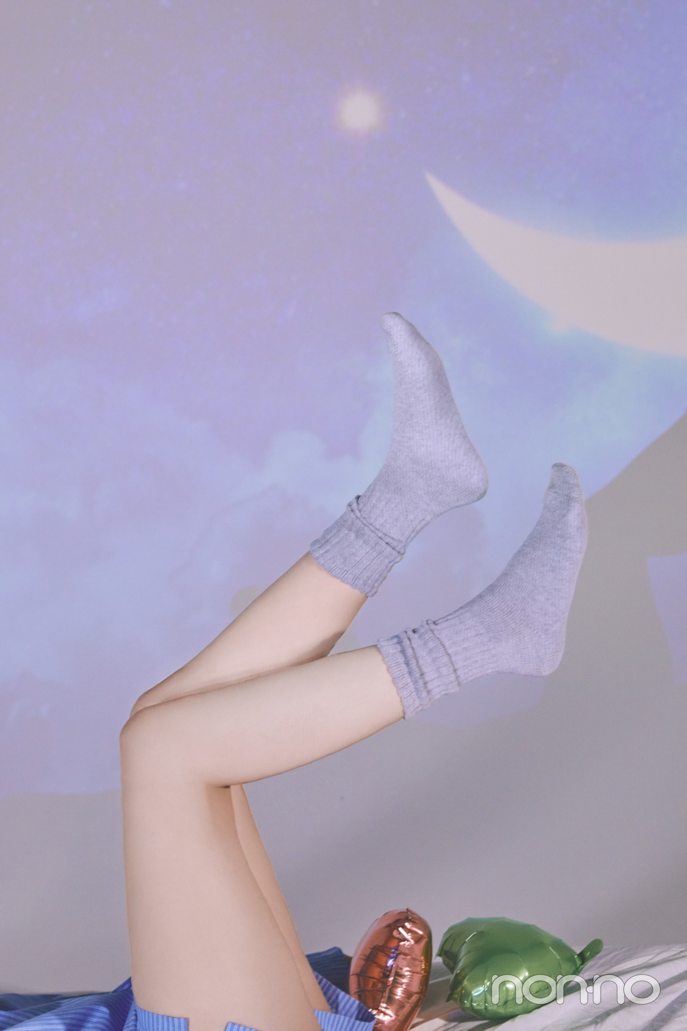 グレーの靴下をはいた足元