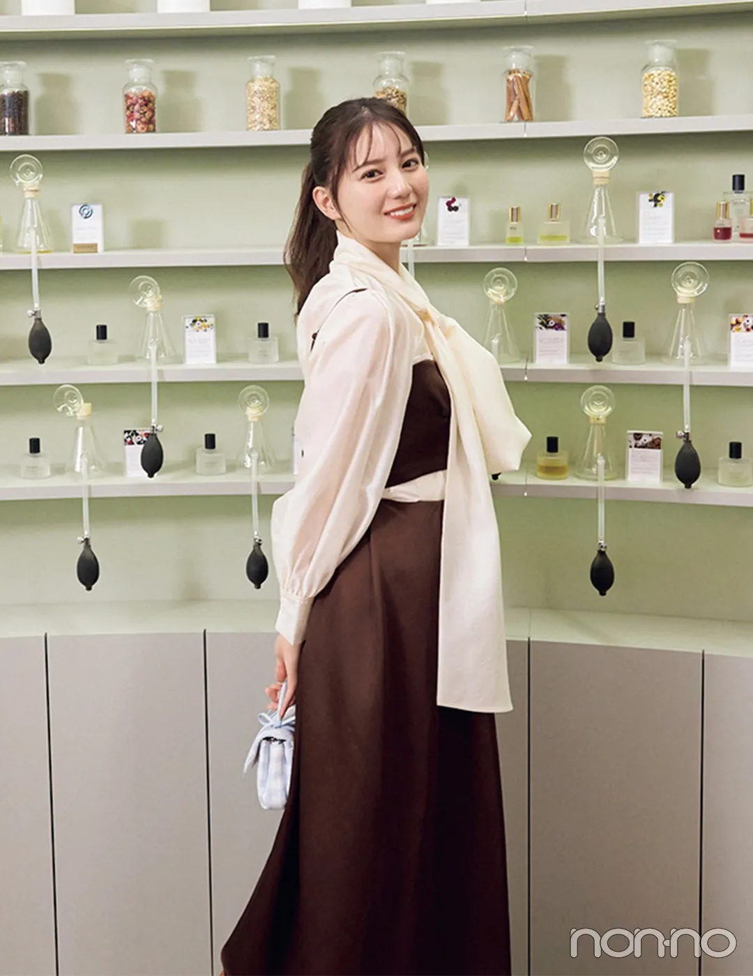 小坂菜緒の大学生の一週間コーデ、火曜日のブラウススタイル