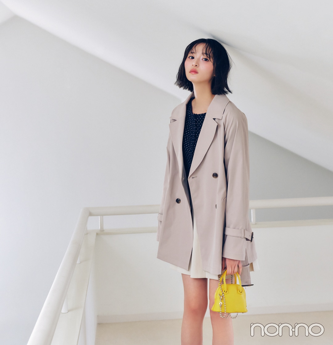 最高気温20度の日のアウター　ミドル丈のトレンチコートを着ている女性