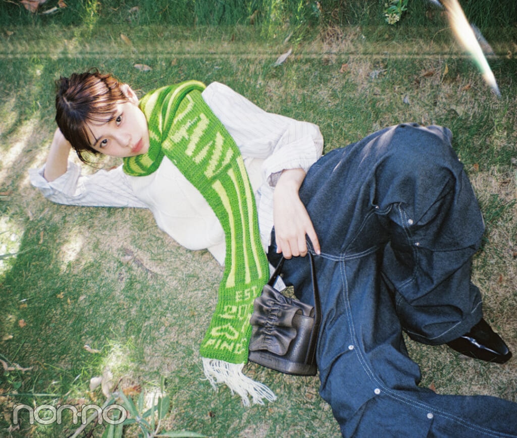 サッカーマフラーを巻いた菊地姫奈