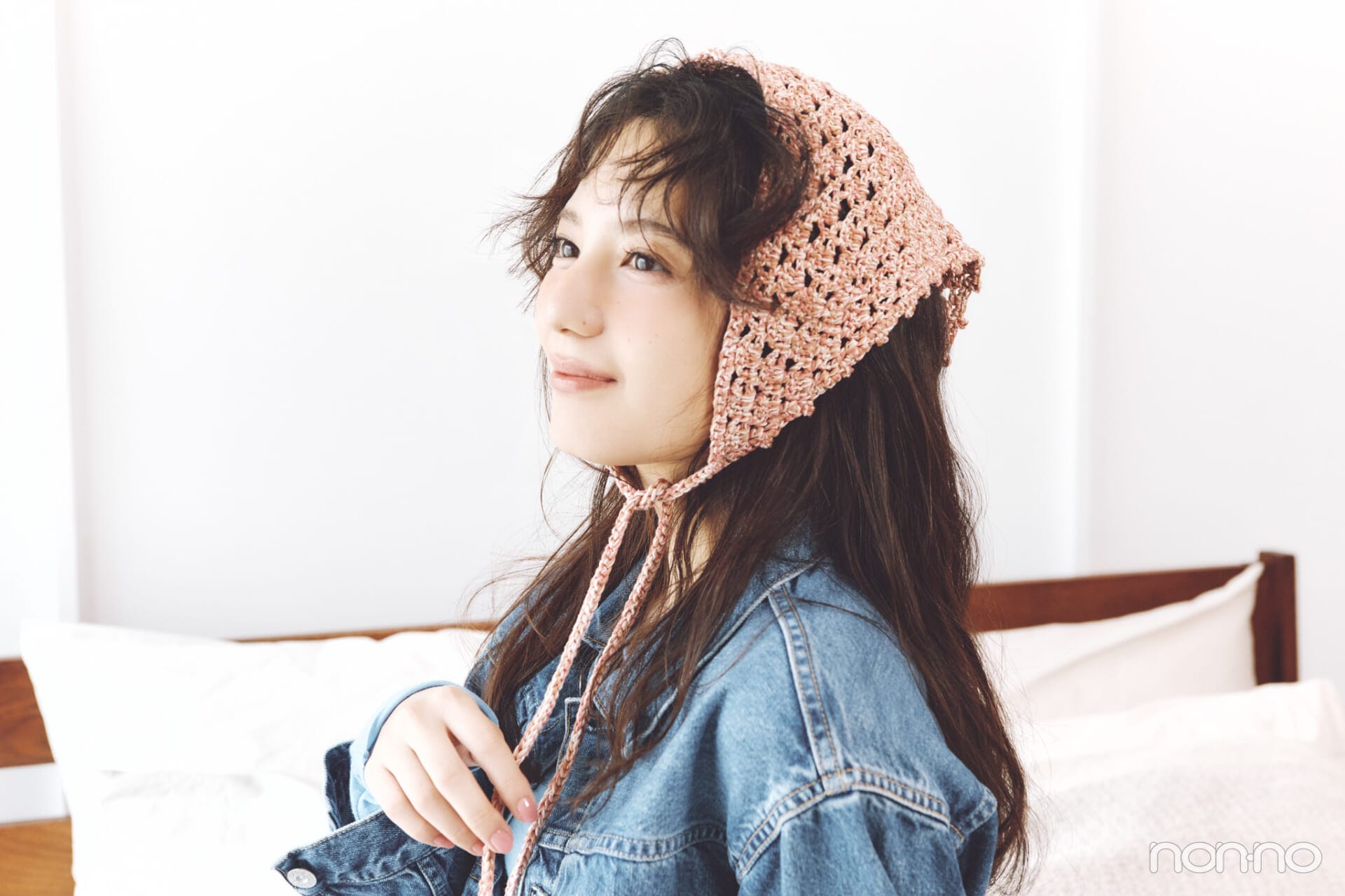 小坂菜緒のヘアアレ14daysのバブーシュカ巻きのアザーカット