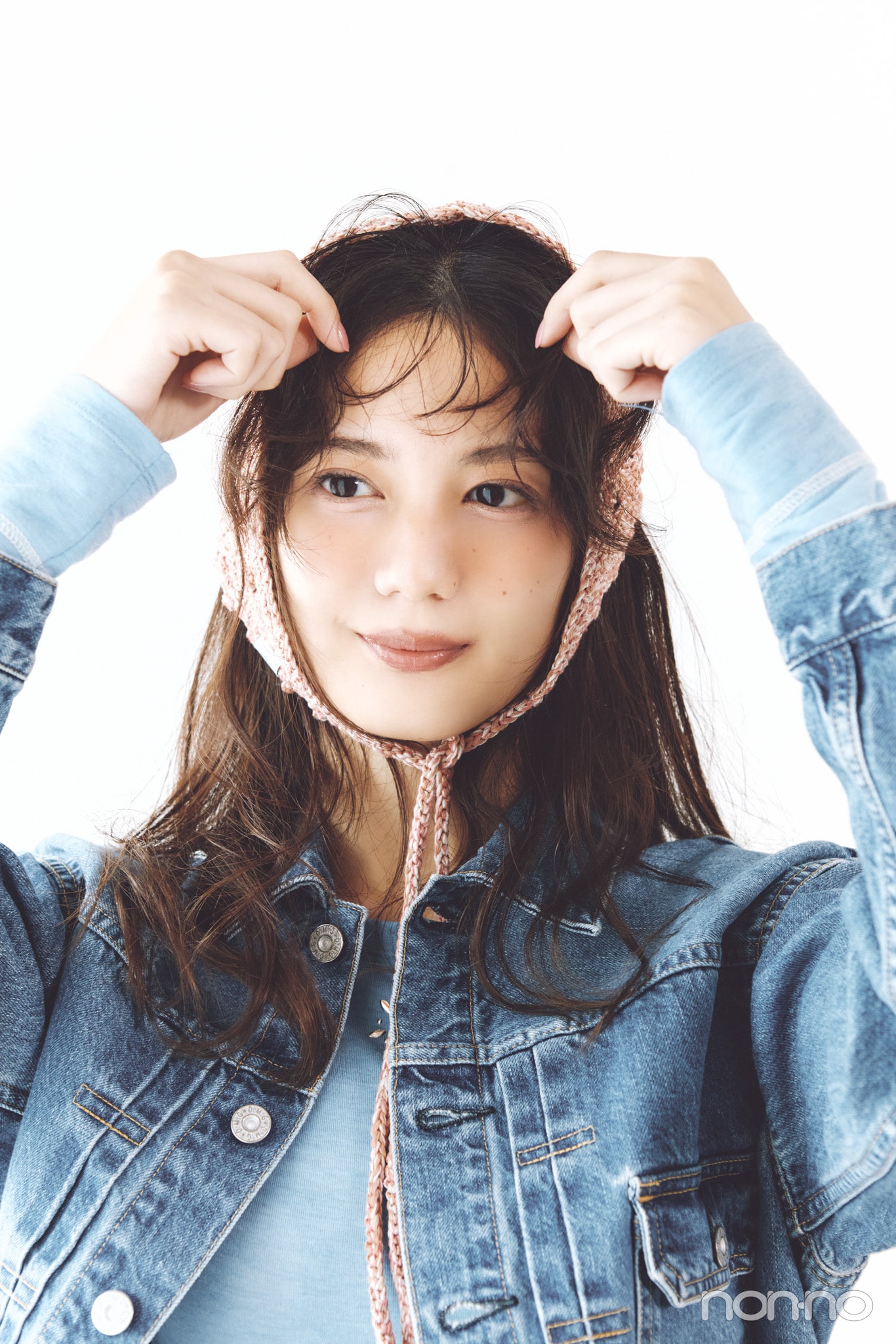 小坂菜緒のヘアアレ14daysのバブーシュカ巻きのプロセス③