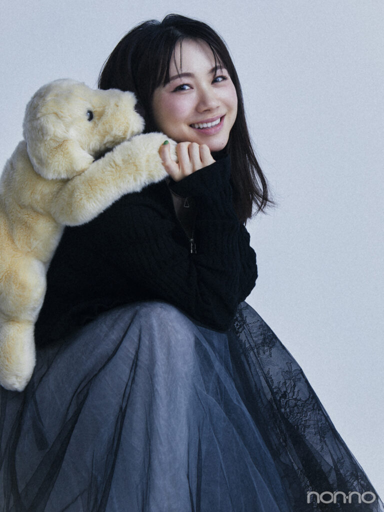 愛用の犬のぬいぐるみを背負う石田亜佑美さん