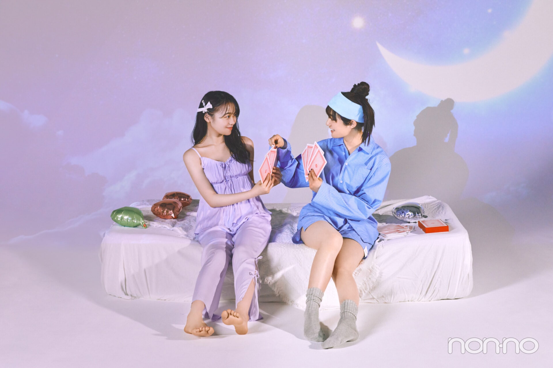 パジャマでトランプをする林芽亜里と小宮山莉渚