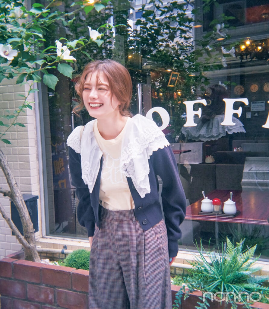 SNIDELのニットを着る紺野彩夏