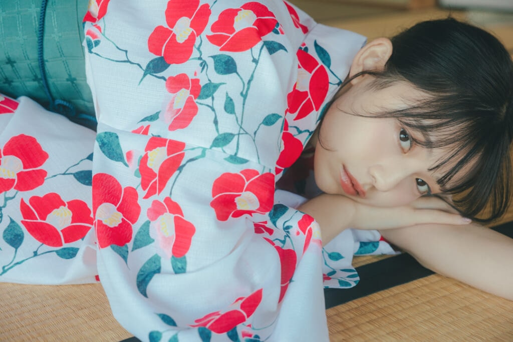 白地に椿柄の浴衣で畳の上で寝そべる菊地姫奈