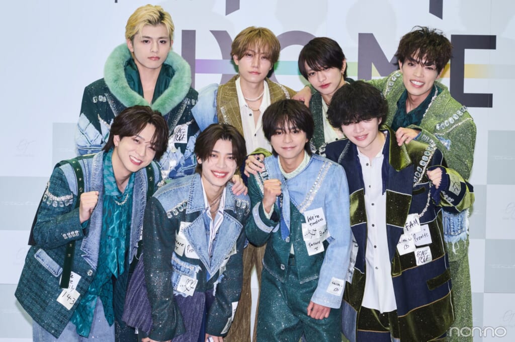 東京ドーム公演前の囲み会見に登場したtimeleszのメンバー。
前列左から寺西拓人、松島聡、佐藤勝利、菊池風磨。
後列左から篠塚大輝、橋本将生、猪俣周杜、原嘉孝。