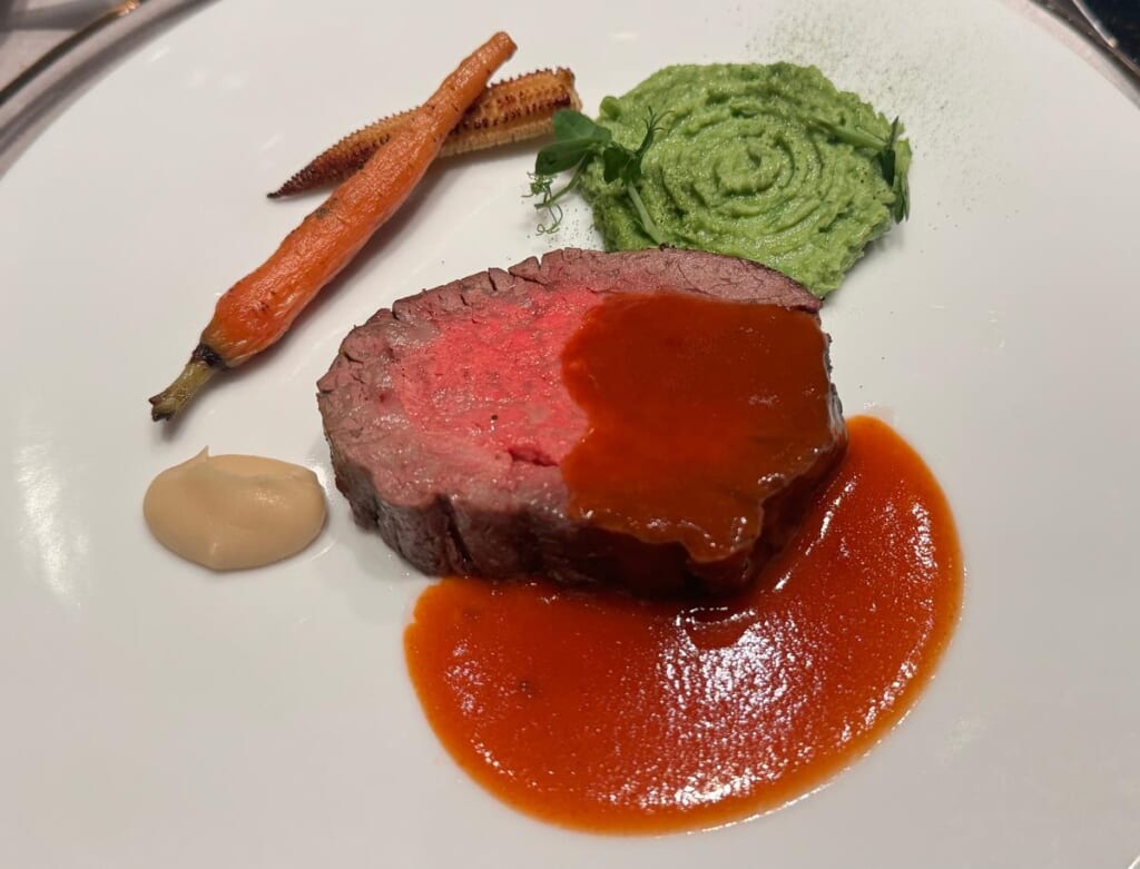 メイン料理は、「牛フィレ肉のロースト 迷路を添えて」