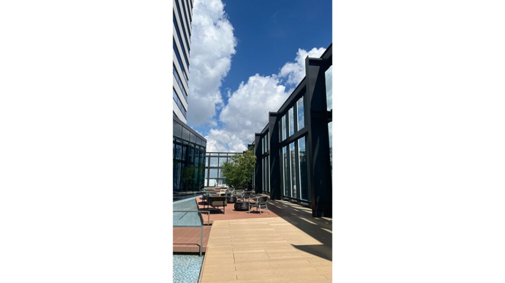 吹き抜けのプールつき宿で夏のいいとこ取り（しおりさん・大学院2年）