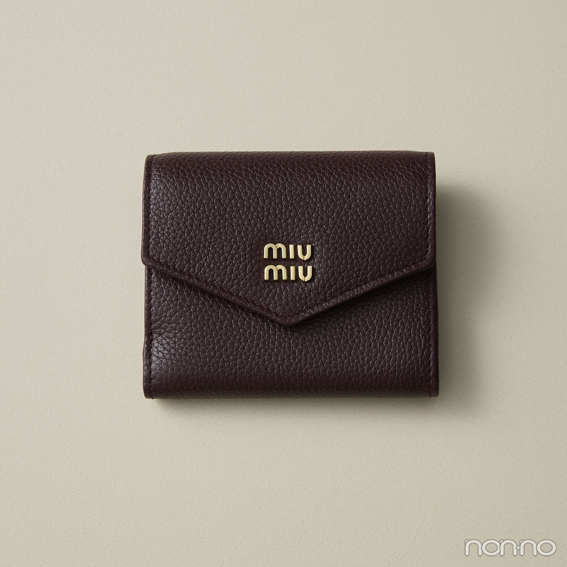 2026年開運財布ミュウミュウの新作「スモールレザー 財布」ボルドー