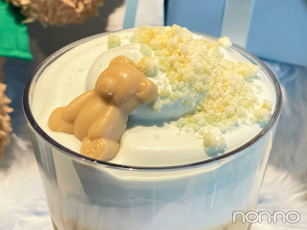 『ピケ モコ ブーケ & ティー ラテ』のトッピングのピケベアとスポンジケーキクラム