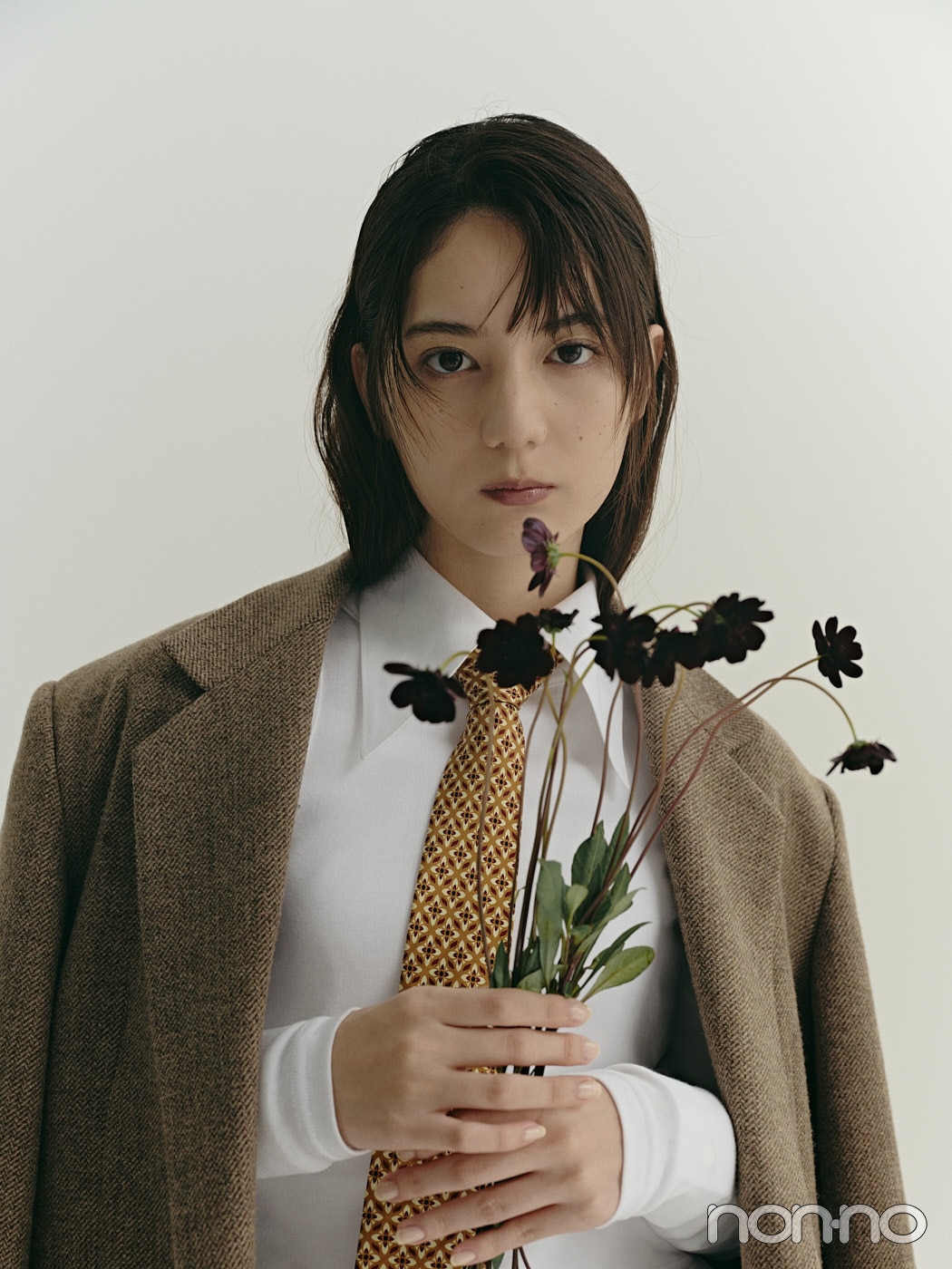 小坂菜緒とチョコレートコスモス